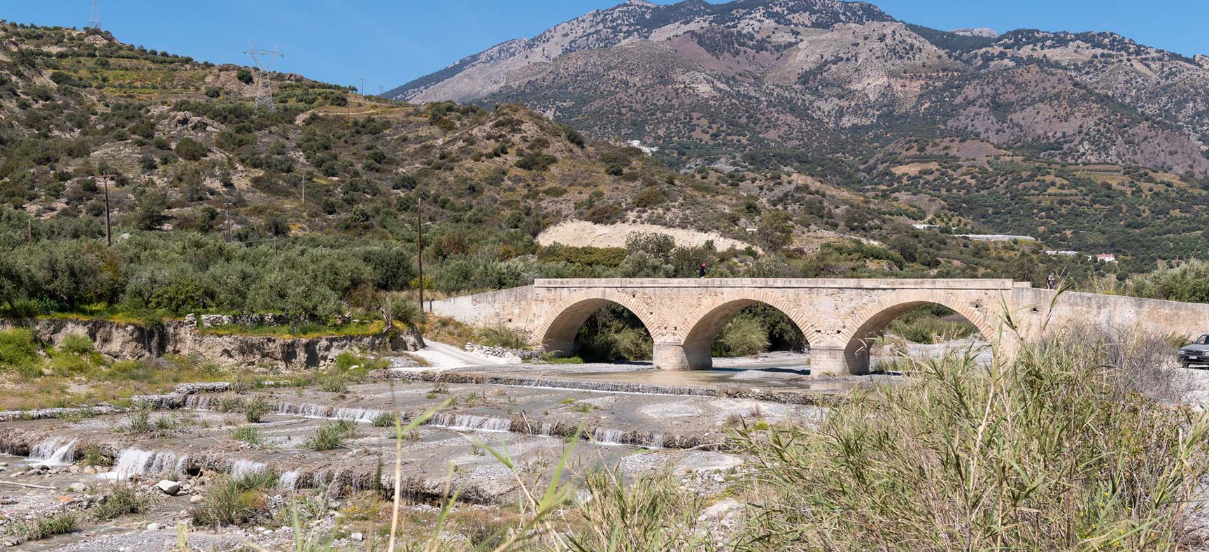 Ποταμός με γέφυρα στην Κρήτη