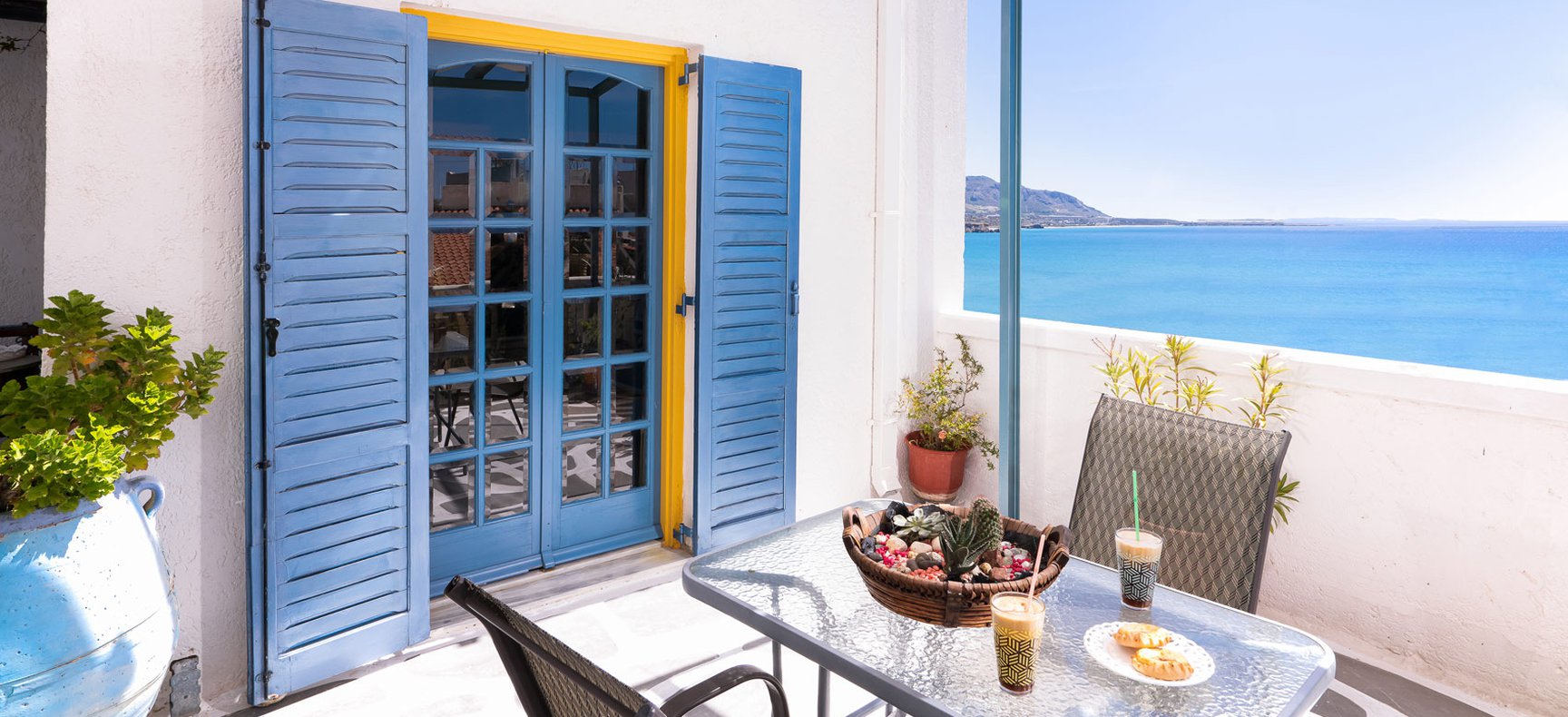 Afroditi Apartments, Τραπέζι πρωινού με θέα τη θάλασσα
