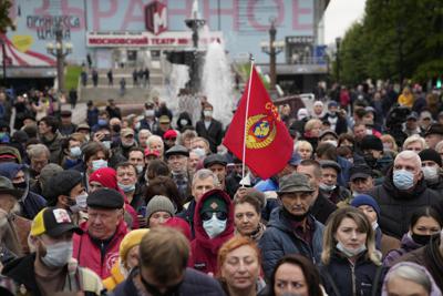 ARCHIVO _ En esta foto del 25 de septiembre del 2021, manifestantes se congregan en una protesta contra los resultados de las elecciones parlamentarias en Moscú. El Partido Comunista ruso, que fue segundo en los comicios de este mes, presentó varias demandas el miércoles, 29 de septiembre, disputando los resultados de la votación en la internet en la capital, que dicen fue manipulada.  (AP Foto/Pavel Golovkin)