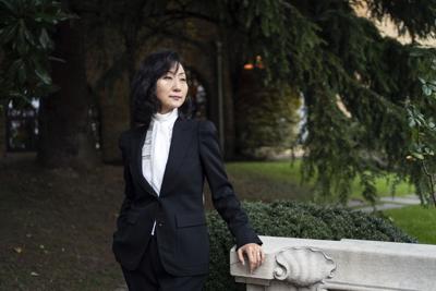 Grace Meng, la esposa del exdirector de Interpol Meng Hongwei, posa para una fotografía tras una entrevista con The Associated Press en Lyon, Francia, el 16 de noviembre de 2021. (AP Foto / Laurent Cipriani)