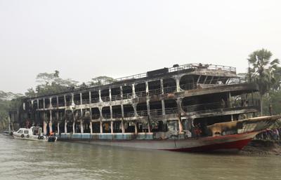 Un transbordador quemado se ve anclado en la costa del distrito de Jhalokati, en el río Sungandha, en Bangladesh, el viernes 24 de diciembre de 2021. (AP Foto)