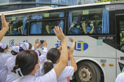 Un grupo de profesionales de la salud salen de Fuzhou para ayudar con los casos de coronavirus en Putian, China, el 12 de septiembre del 2021. (Chinatopix via AP)