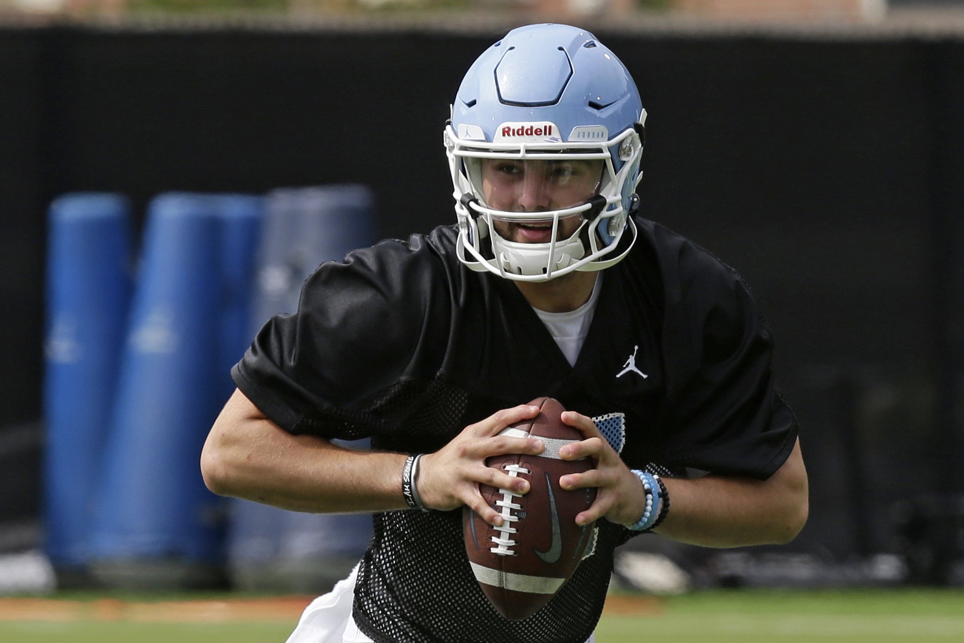 Howell makes rapid rise for Tar Heels to become starting QB | AP News