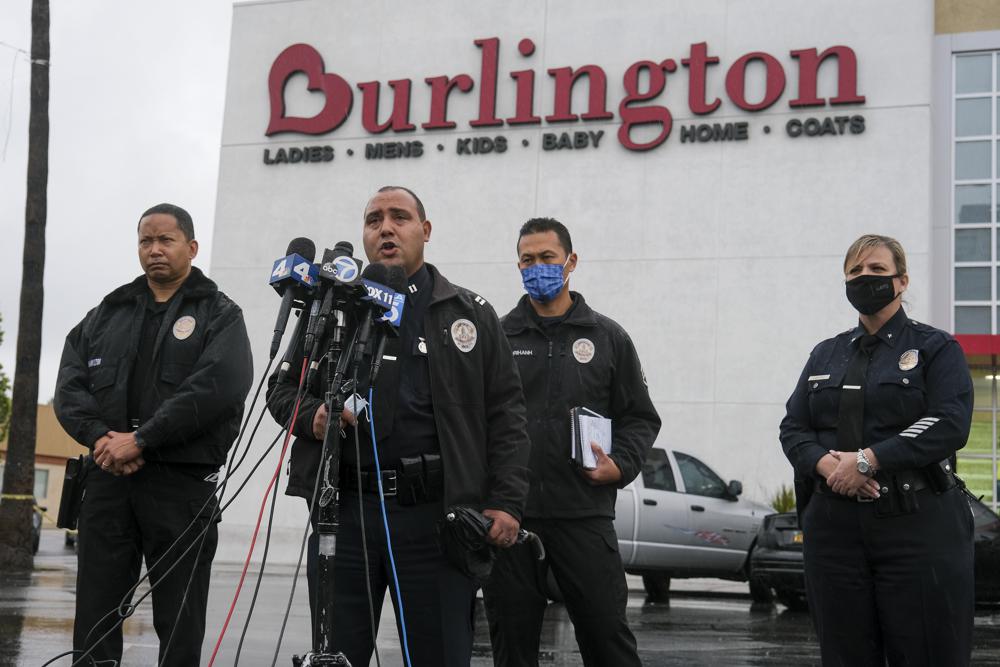 PIO Departemen Kepolisian Los Angeles Kapten Stacy Spell, kedua dari kiri, berbicara dalam konferensi pers di lokasi di mana dua orang terkena tembakan dalam penembakan di toko Burlington Coat Factory di North Hollywood, California, Kamis, 23 Desember , 2021. (AP Photo/Ringo HW Chiu)