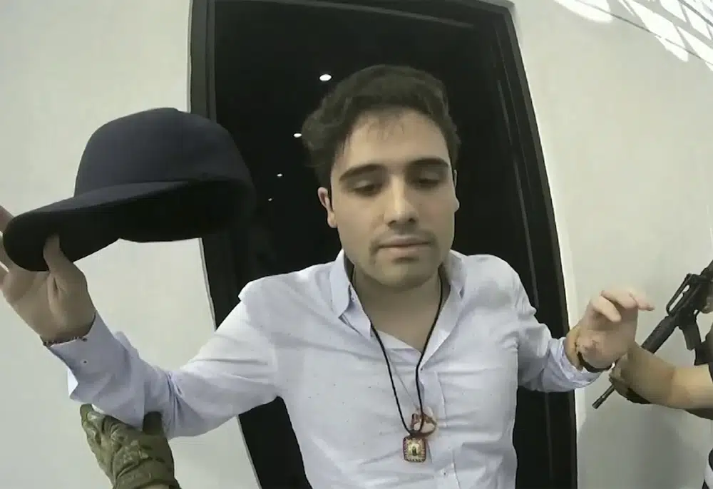 ARCHIVO - El 17 de octubre de 2019, un fragmento de vídeo facilitado por el gobierno de México muestra a Ovidio Guzmán López en el momento de su detención, en Culiacán, México. Las fuerzas de seguridad mexicanas se vieron forzadas a soltar al hijo del líder del cartel de Sinaloa Joaquín "El Chapo" Guzmán ese día después de un tiroteo en la ciudad del oeste de Culiacán. (CEPROPIE vía Archivo de AP)