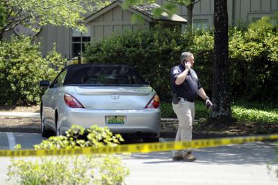 Un policía camina fuera de la iglesia episcopal St. Stephen's, el viernes 17 de junio de 2022, en Vestavia Hills, Alabama. (AP Foto/Jay Reeves)