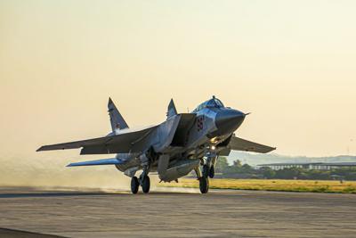 ARCHIVO - En esta foto publicada por el Servicio de Prensa del Ministerio de Defensa de Rusia, un avión de combate ruso MiG-31 que transporta un misil Kinzhal despega de la base aérea de Hemeimeem en Siria el 25 de junio de 2021. El ejército ruso lanzó el viernes maniobras radicales en el Mar Mediterráneo con aviones de combate capaces de transportar misiles hipersónicos, una demostración de fuerza en medio de un aumento de las tensiones tras un incidente con un destructor británico en el Mar Negro. (Servicio de Prensa del Ministerio de Defensa de Rusia a través de AP, Archivo)