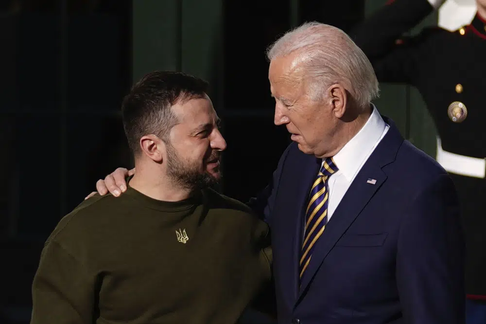 El presidente Joe Biden da la bienvenida al mandatario ucraniano Volodymyr Zelenskyy en la Casa Blanca en Washington, el 21 de diciembre de 2022. (AP Foto/Andrew Harnik)