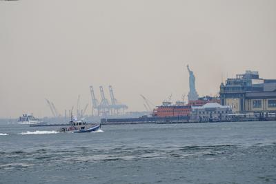 Un bote del Departamento de Policía de Nueva York patrulla el puerto cubierto de bruma, el miércoles 21 de julio de 2021, en Nueva York. (AP Foto/Mary Altaffer)