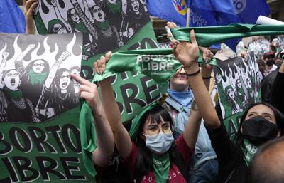 Activistas por el derecho al aborto protestan frente a la Corte Constitucional mientras los jueces continúan las discusiones sobre la despenalización del aborto en Bogotá, Colombia, el lunes 21 de febrero de 2022. (AP Foto/Fernando Vergara)