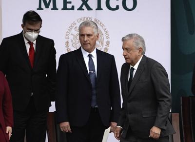 El presidente cubano Miguel Díaz-Canel, en el centro, acompaña al presidente de México, Andrés Manuel López Obrador, durante las celebraciones del Día de la Independencia en el Zócalo de la Ciudad de México, el jueves 16 de septiembre de 2021. (AP Foto/Marco Ugarte)