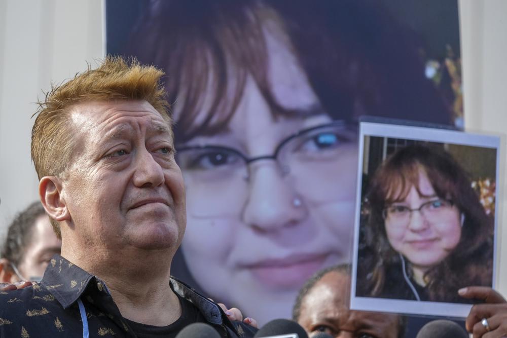 Juan Pablo Orellana Larenas, padre de Valentina, sostiene una foto de su hija. | Foto: AP