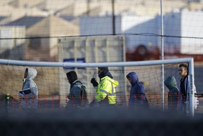 Un grupo de migrantes en el centro de detención de Tornillo, Texas el 13 de diciembre de 2018. (Foto AP/Andres Leighton, File)