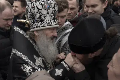 Un sacerdote de la Iglesia Ortodoxa Ucraniana bendice a los fieles en el monasterio Kyiv Pechersk Lavra en Kiev, Ucrania, 29 de marzo de 2030. (AP Foto/Andrew Kravchenko)