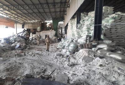 La policía inspecciona una fábrica de envasado de sal después de que un muro colapsó, en Morbi, India, el miércoles 18 de mayo de 2022. Al menos 12 trabajadores murieron por el accidente. (Foto AP)