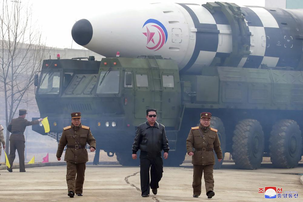 En esta foto distribuida por el gobierno de Corea del Norte, el líder norcoreano Kim Jong Un, centro, camina alrededor de lo que dice un misil balístico intercontinental (ICBM) Hwasong-17 en el lanzador, en un lugar no revelado en Corea del Norte el 24 de marzo de 2022. No se dio acceso a periodistas independientes para cubrir el evento representado en esta imagen distribuida por el gobierno de Corea del Norte.  El contenido de esta imagen es tal como se proporciona y no se puede verificar de forma independiente.  La marca de agua en idioma coreano en la imagen proporcionada por la fuente dice: "KCNA", que es la abreviatura de la Agencia Central de Noticias de Corea.  (Agencia Central de Noticias de Corea/Servicio de Noticias de Corea vía AP)