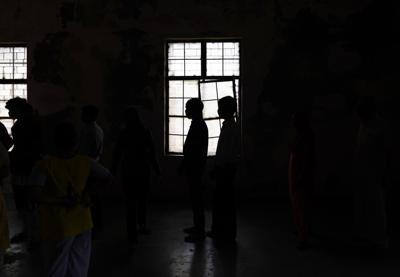 Residentes hacen fila para recibir la vacuna contra el COVID-19 en la aldea de Nizampur, a las afueras de Nueva Delhi, India, el 24 de agosto de 2021. (AP Foto/Manish Swarup)