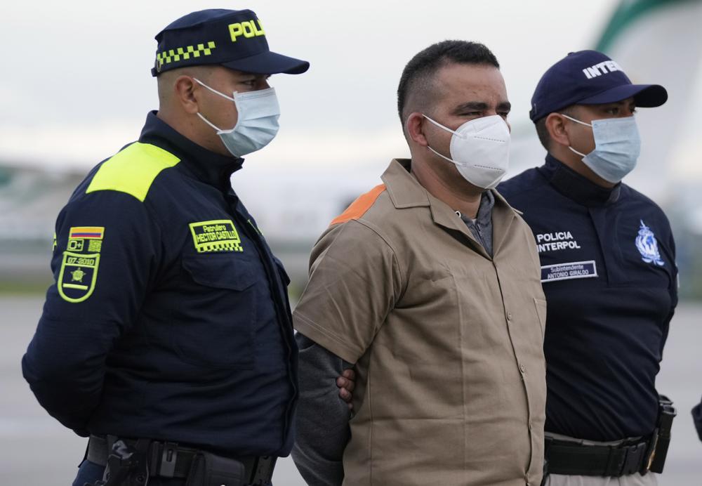 Yamit Picón Rodríguez, miembro del Ejército de Liberación Nacional de Colombia, es escoltado por la policía antes de su extradición a Estados Unidos en el aeropuerto militar CATAM en Bogotá, Colombia, el jueves 19 de agosto de 2021. Rodríguez es buscado en Texas por cargos relacionados con el narcotráfico. (AP Foto/Fernando Vergara)