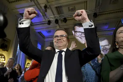 Petteri Orpo, presidente del Partido de la Coalición Nacional, festeja en la sede electoral del partido tras ver los resultados de las elecciones, el domingo 2 de abril de 2023, en Helsinki, Finlandia. (Antti Aimo-Koivisto/Lehtikuva vía AP)