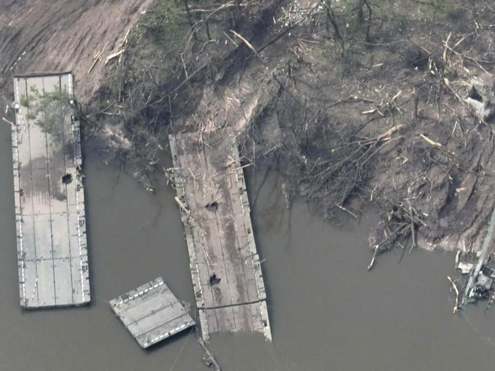 En esta imagen, distribuida el 14 de mayo de 2022 por las Fuerzas Armadas ucranianas, se muestra un puente provisional y docenas de vehículos blindados rusos dañados en ambas orillas del río Siverskyi Donets, luego de que Ucrania volase el puente, en el este del país .  (Fuerzas Armadas de Ucrania vía AP)