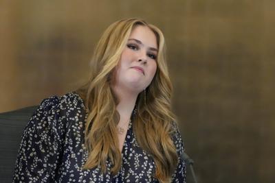 Amalia, la princesa heredera de Holanda, tomando un asiento honorario en el Consejo de Estado en La Haya el 8 de diciembre del 2021. Amalia, de 18 años, tuvo que desistir de vivir en un campus universitario por cuestiones de seguridad. (AP Photo/Peter Dejong, Pool, File)