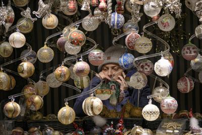 Foto tomada en un mercado navideño en Viena el 20 de noviembre del 2021. (Foto AP/Vadim Ghirda)