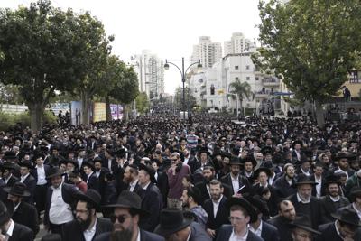 Judíos ultraortodoxos en el funeral del prominente rabino Chaim Kanievsky en Bnei Brak, Israel el 20 de marzo del 2022. (Foto AP/Oded Balilty)