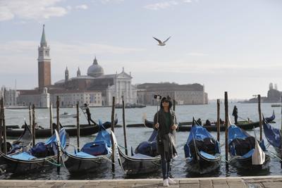 ARCHIVO - Un turista se toma una selfie en la plaza de San Marcos, Venecia, 12 de noviembre de 2012. A partir de enero de 2023, Venecia obligará a los excursionistas de día a hacer reservas y pagar tarifas, se informó el viernes 1 de julio de 2022.  (AP Foto/Luca Bruno, File)