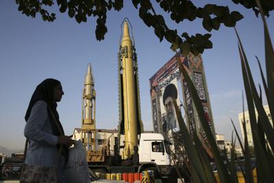 Un misil tipo Ghadr-H (cent), un misil Sejjil y un retrato del líder ayatolá Alí Jamenei en la Plaza Baharestan de Teherán el 24 de septiembre del 2017.  (Foto AP/Vahid Salemi)