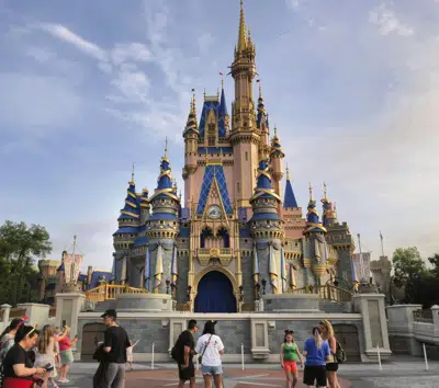 El Castillo de Cenicienta se encuentra en Magic Kingdom, en Walt Disney World, en Lake Buena Vista, Florida, el lunes 3 de abril de 2023. (Joe Burbank/Orlando Sentinel vía AP)