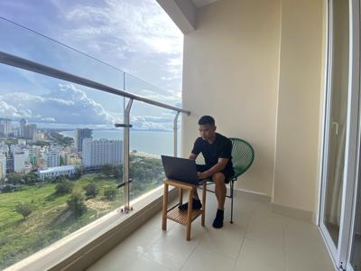 El periodista de AP Hau Dinh trabajando en el departamento de su pareja en Vung Tau (Vietnam), donde está confinado desde hace nueve semanas por un brote de COVID-19. Foto del 13 de septiembre del 2021. (AP Photo/Mathieu Le Besq)