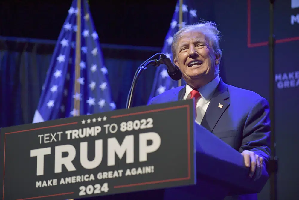 ARCHIVO - El expresidente Donald Trump habla en un evento de campaña el lunes 13 de marzo de 2023 en Davenport, Iowa.  Trump está realizando el primer mitin de su campaña de 2024 en Waco, Texas, mientras enfrenta la perspectiva de una posible acusación.  Trump se reunirá con sus partidarios el sábado en una ciudad que se hizo famosa por la resistencia mortal contra las fuerzas del orden antes del 30 aniversario de la masacre de Waco.  (Foto AP/Ron Johnson, archivo)