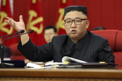 En esta imagen proporcionada por el gobierno norcoreano, el líder de Corea del Norte, Kim Jong Un, habla durante una reunión del Partido de los Trabajadores en Pyongyang, Corea del norte, el martes 15 de julio de 2021. (Agencia Central de Noticias de Corea/Servicio de Noticias de Corea via AP)