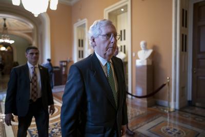 Archivo - El líder republicano de la cámara alta, Mitch McConnell, camina por el Capitolio en Washington, el miércoles 11 de mayo de 2022. (AP Foto/J. Scott Applewhite, Archivo)