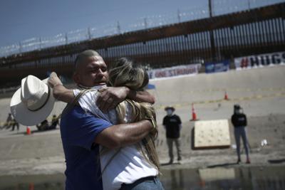 Familiares se abrazan durante la octava edición del evento anual "Abrazos no muros" en el río Bravo, en Ciudad Juárez, México, el 19 de junio de 2021. El evento permite que los migrantes que viven en Estados Unidos se reúnan con sus familiares al otro lado de la frontera durante unos minutos. (AP Foto/Christian Chávez)