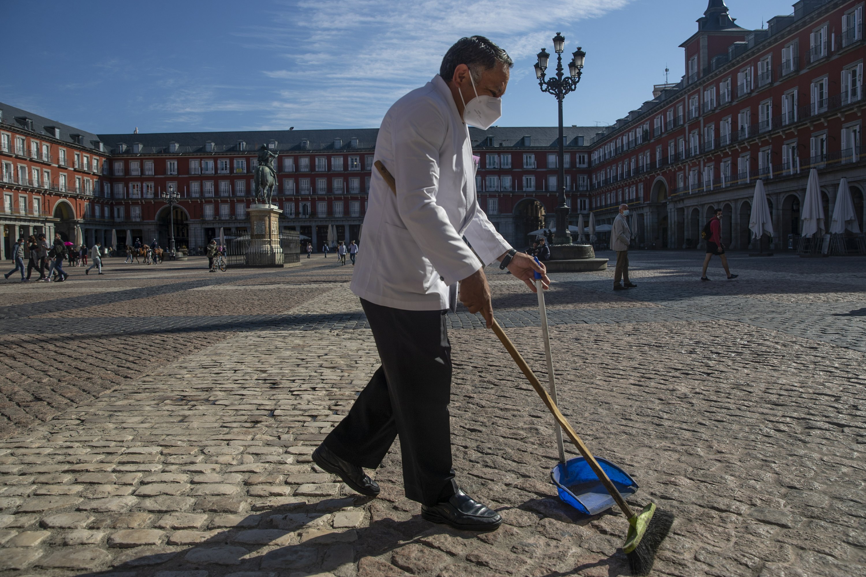 Dark déjà vu for European economy as virus cases spike image