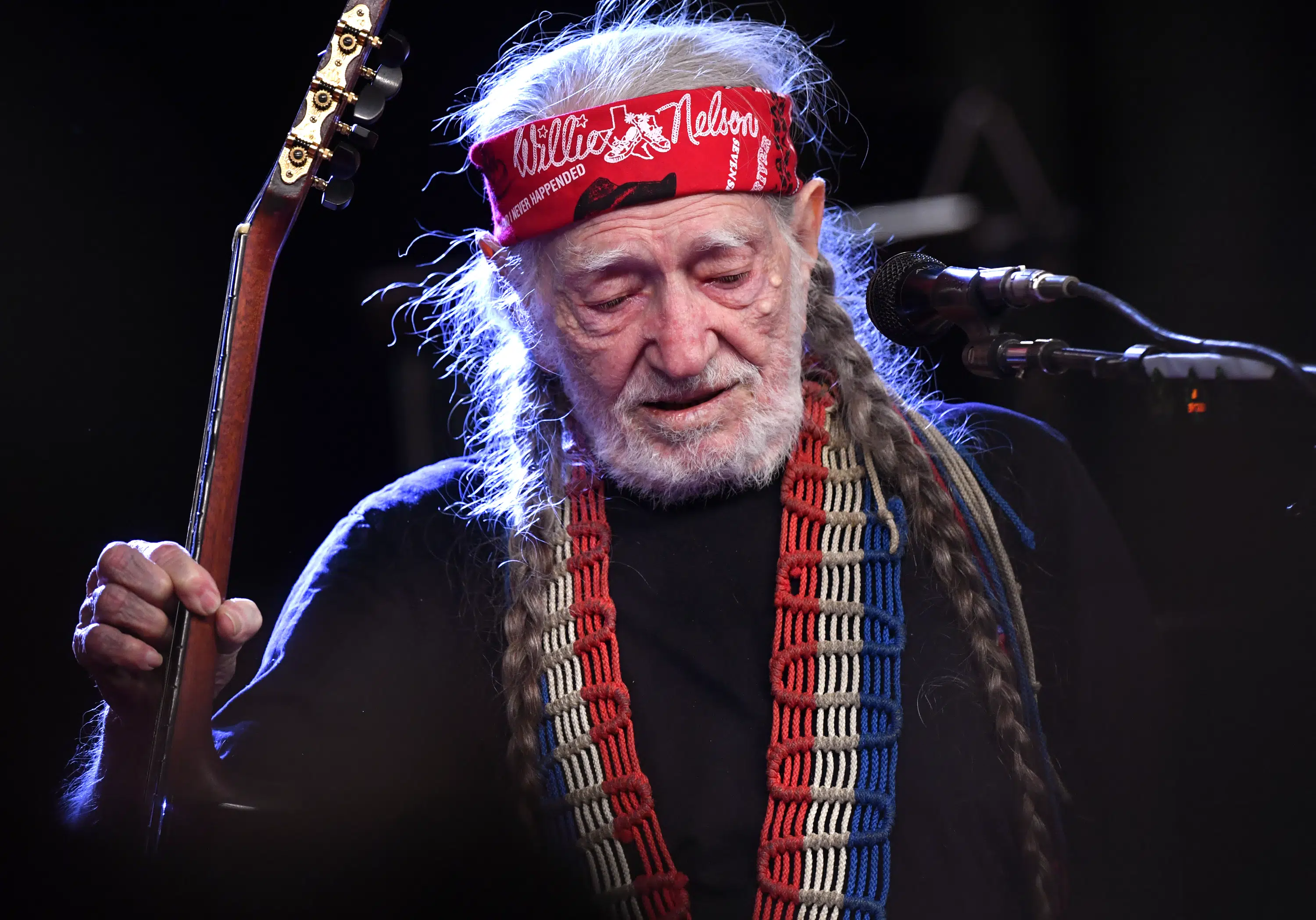 Willie Nelson huele el amor en una fiesta de cumpleaños número 90