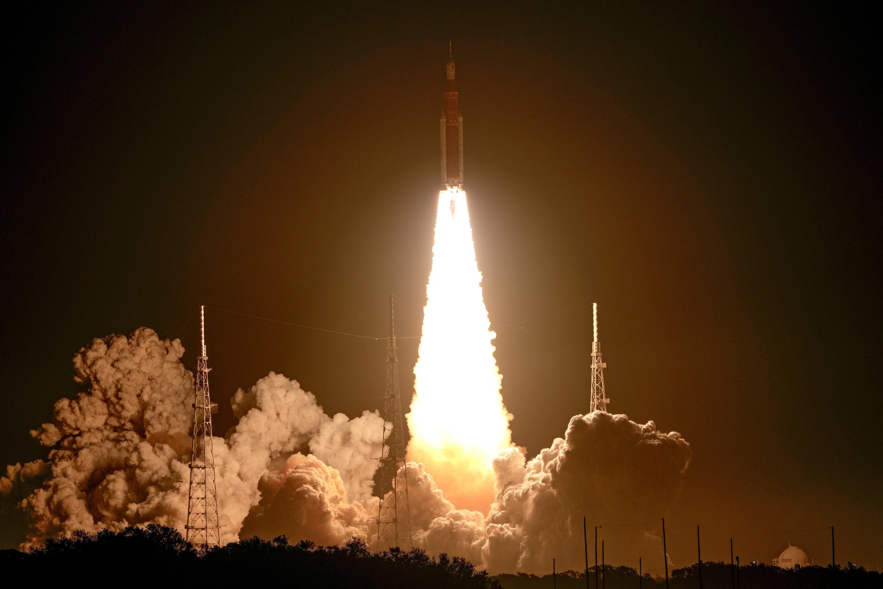 Una capsula della NASA è in viaggio verso la Luna dopo essere stata lanciata da un nuovo razzo gigante