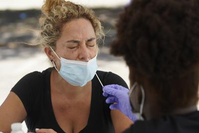 En esta imagen del jueves 15 de julio de 2021, Paola Preciado, se somete a una prueba diagnóstica a COVID-19 en el norte de Miami, Florida.  (AP Foto/Marta Lavandier, Archivo)