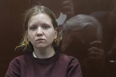 Darya Trepova, sospechosa de colocar la bomba que mató a un bloguero nacionalista ruso en San Petersburgo. Foto tomada en el tribunal en Moscú el 4 de abril de 2023.(Foto AP /Alexander Zemlianichenko)