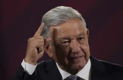 ARCHIVO - El presidente mexicano Andrés Manuel López Obrador ofrece su conferencia de prensa matutina programada regularmente en el Palacio Nacional de la Ciudad de México, el 28 de febrero de 2023. Obrador dijo el viernes 26 de mayo de 2023 que no quiere "relaciones económicas o comerciales" con Perú mientras "no haya normalidad, democracia" en el país sudamericano. (Foto AP/Marco Ugarte, Archivo)