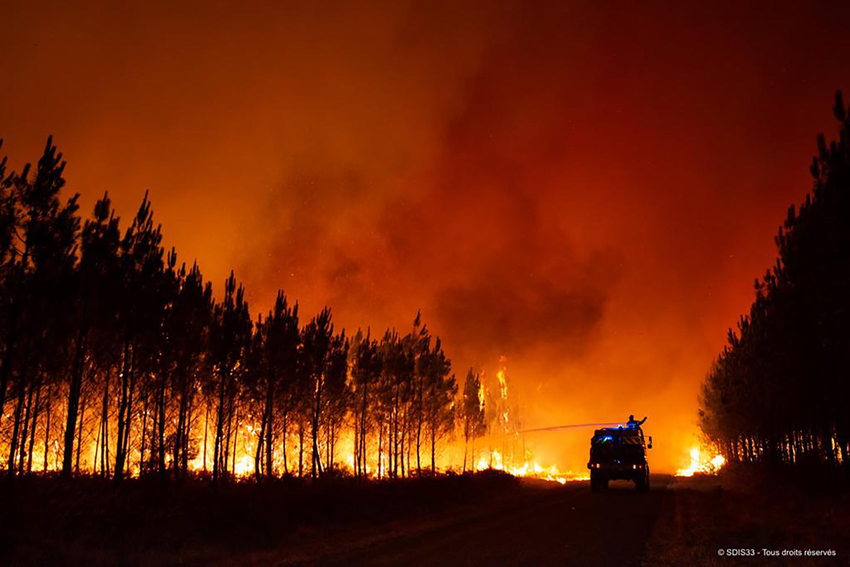 Firefighters combat major wildfire in southwestern France - The Associated Press - en Español