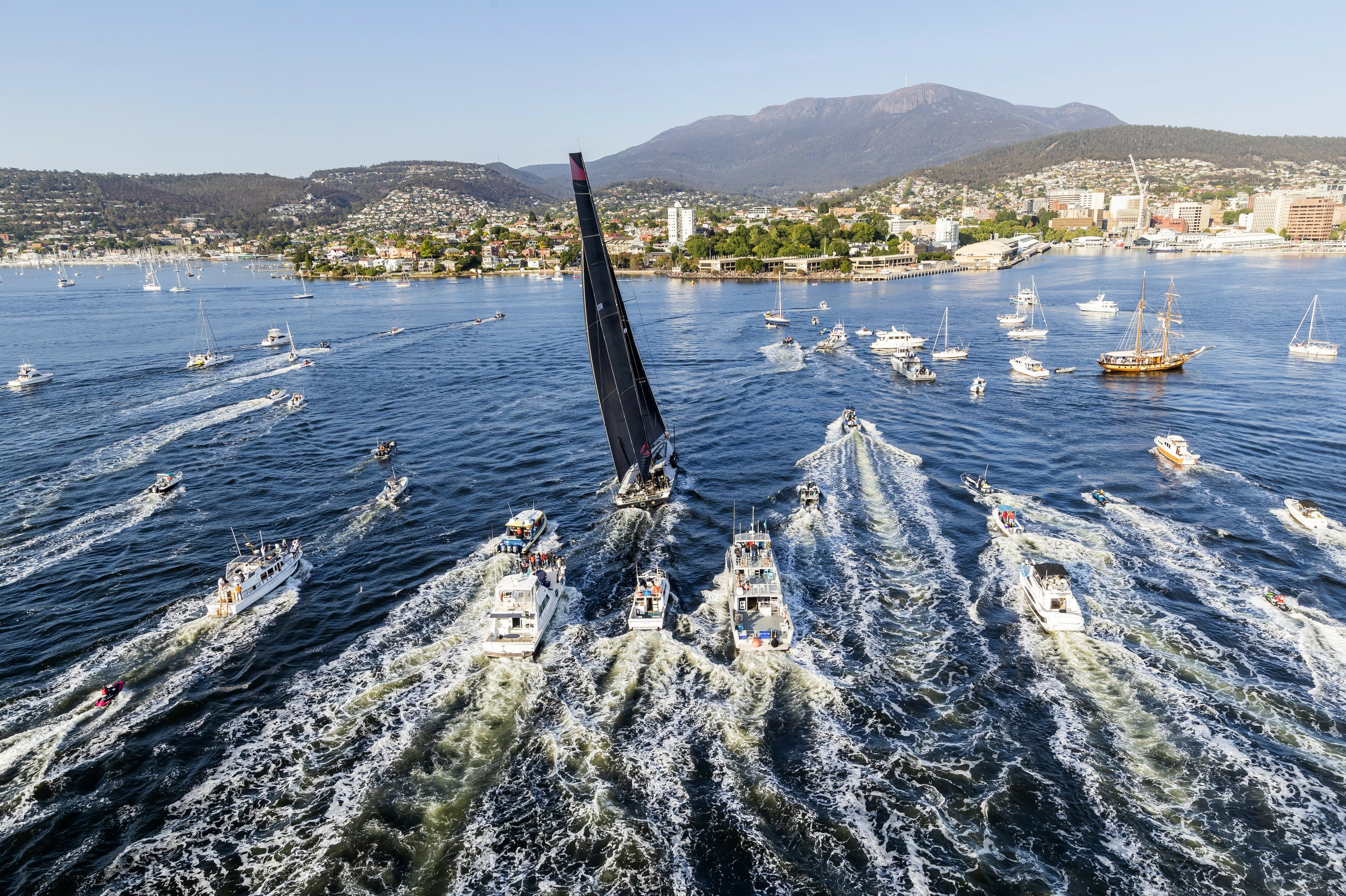 sydney hobart yacht race finish line
