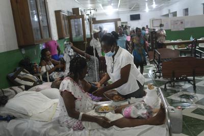La enfermera Gabrielle Lagrenade atiende a una paciente en el Hospital General de Les Cayes, Haití, el domingo 22 de agosto 2021, una semana después de un terremoto de magnitud 7,2.(Foto AP/Matias Delacroix)