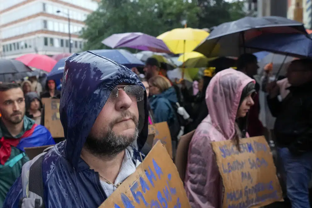 Люди протестуют перед штаб-квартирой государственного телевидения во время акции протеста под руководством оппозиции с требованием отставки высокопоставленных чиновников и отзыва лицензий у проправительственных СМИ, которые транслируют насильственные материалы и принимают участие в криминальных деятелях и военных преступниках, в Белграде, Сербия, суббота. , 27 мая 2023 г. Протесты в Белграде и других сербских городах стали крупнейшими за последние годы против Вучича и его правительства. Они были организованы в ответ на пару массовых расстрелов в начале этого месяца, в результате которых 18 человек были убиты и 20 ранены, многие из них дети из начальной школы. (AP Photo/Дарко Войинович)