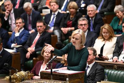 En esta foto distribuida por el Parlamento británico, la primera ministra Liz Truss responde preguntas en la Cámara de los Comunes, Londres, 12 de octubre de 2022. (Jessica Taylor/UK Parliament via AP)