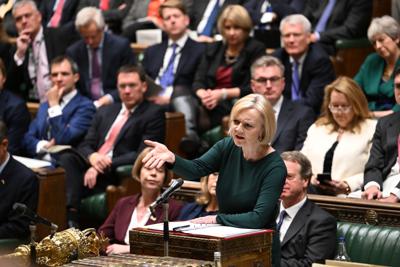 En esta foto distribuida por el Parlamento británico, la primera ministra Liz Truss responde preguntas en la Cámara de los Comunes, Londres, 12 de octubre de 2022. (Jessica Taylor/UK Parliament via AP)