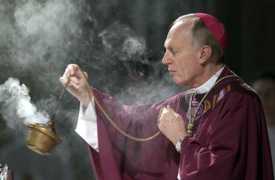 ARCHIVO - En imagen de archivo del miércoles 25 de febrero de 2004, el obispo Howard Hubbard esparce incienso durante la misa del Miércoles de Ceniza en la Catedral de la Inmaculada Concepción de Albany, Nueva York. (AP Foto/Jim McKnight, archivo)
