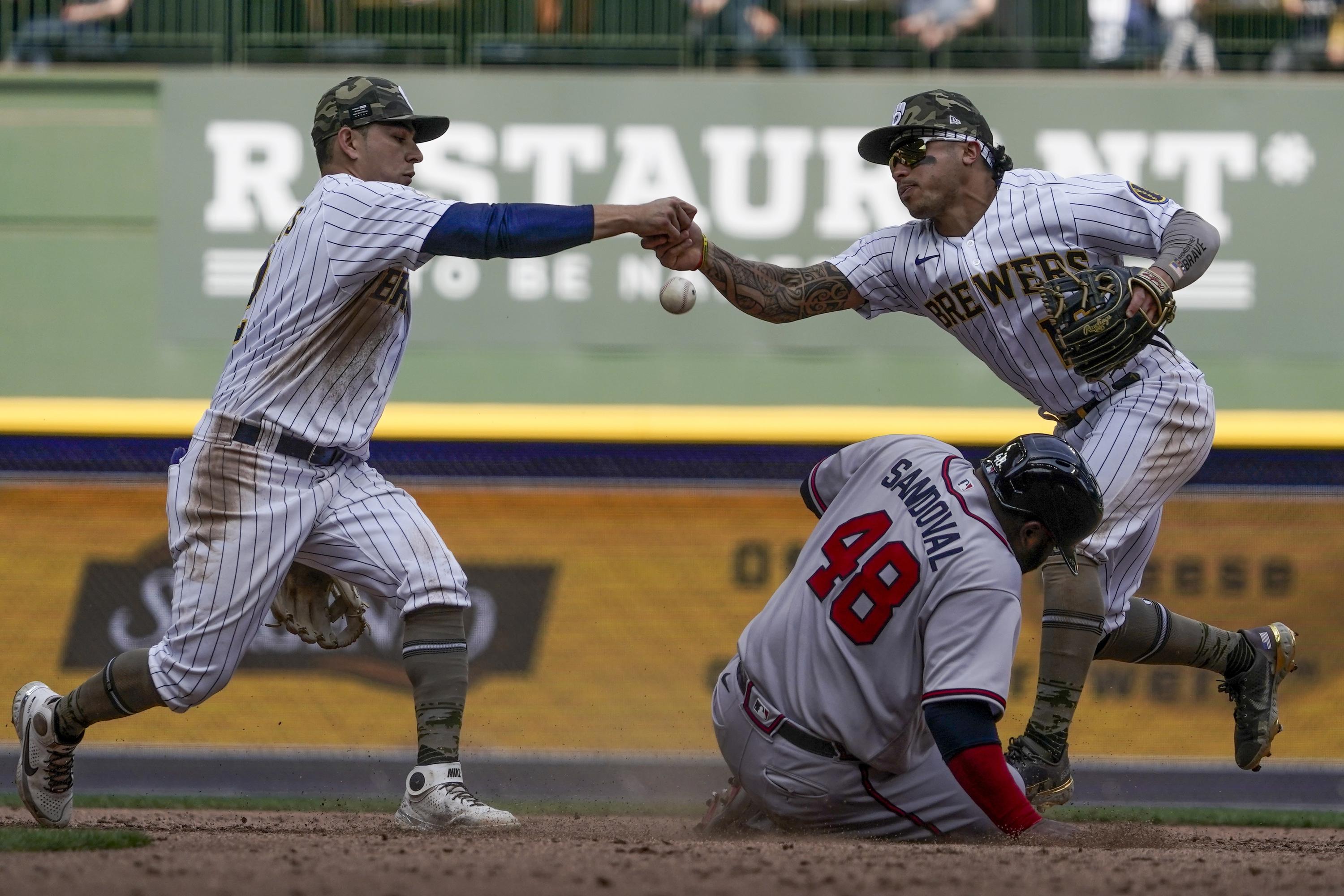 Peralta Blanks Bravos, Bullpen flaquea, Cerveceros Supervivencia 10-9