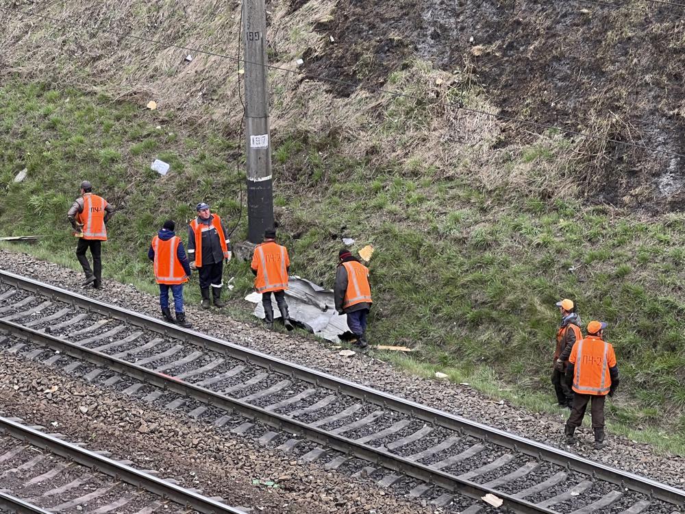 Los trabajadores de emergencia asisten a la escena después de que un ataque aéreo golpeó una tienda de neumáticos en la ciudad occidental de Lviv, Ucrania, el lunes 18 de abril de 2022. Misiles rusos alcanzaron la ciudad de Lviv en el oeste de Ucrania el lunes, matando al menos a seis personas, dijeron funcionarios ucranianos. mientras las tropas de Moscú intensificaban los ataques a la infraestructura en preparación para un asalto total en el este.  (Foto AP/Philip Crowther)